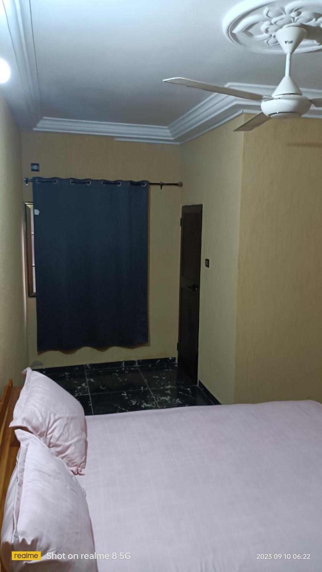 Studio 2 Climatise Et Ventilateur Plafonnier Et Wifi Gratuit A 6 Nuitees De Reservation Hotel Lome Room photo